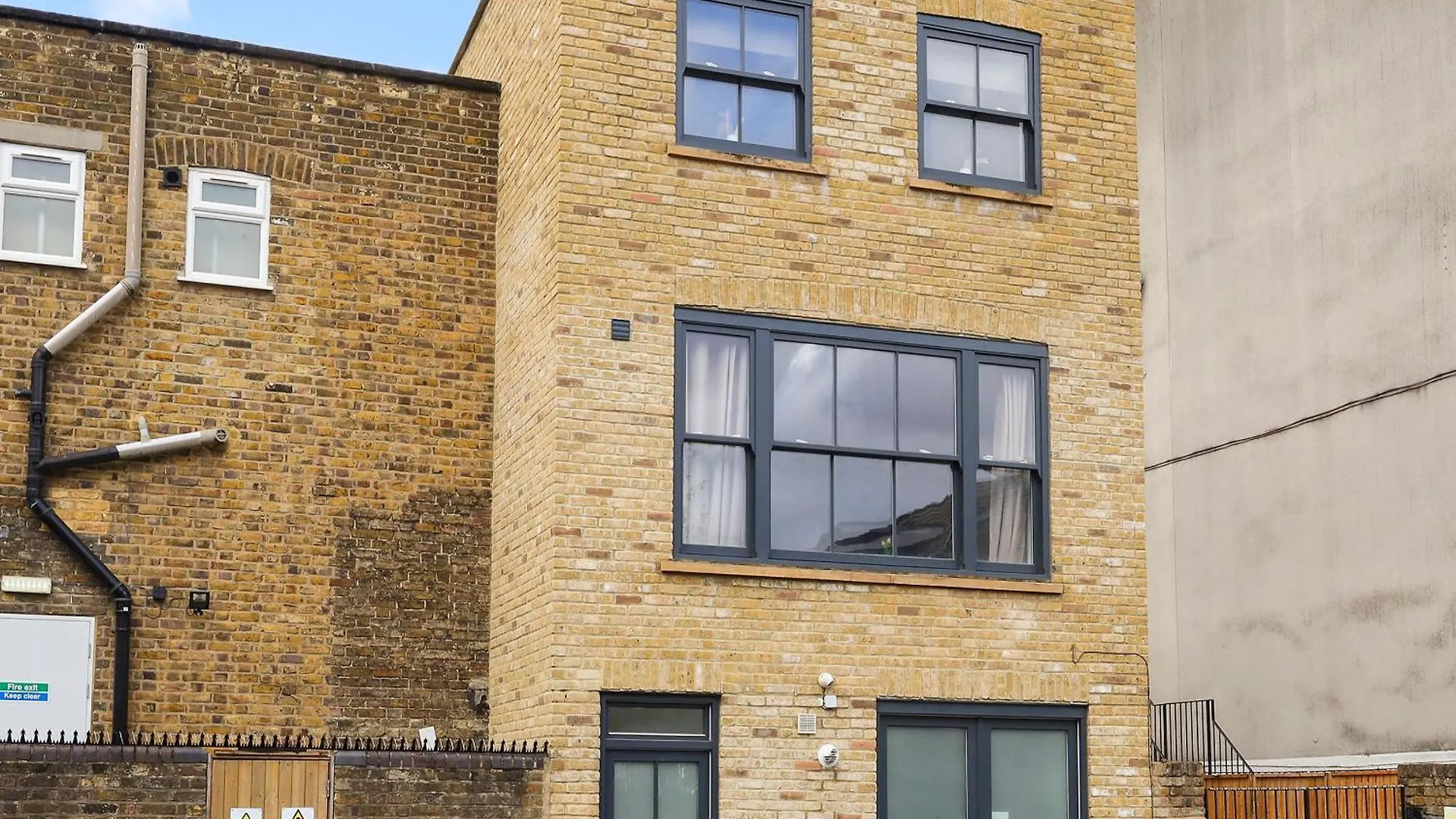 Stylish Large 3-Bed Apartment, Quick Access To London Sights, Free Parking