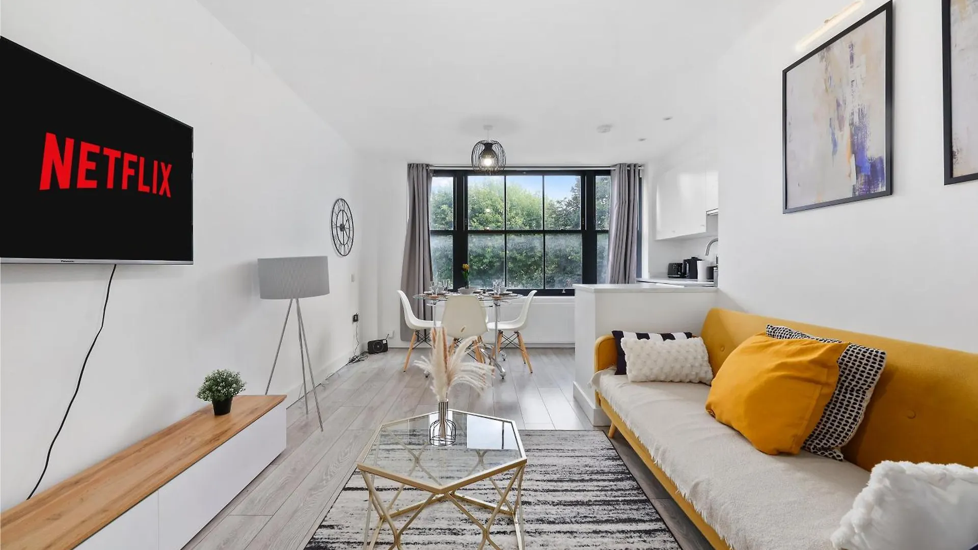 Stylish Large 3-Bed Apartment, Quick Access To London Sights, Free Parking