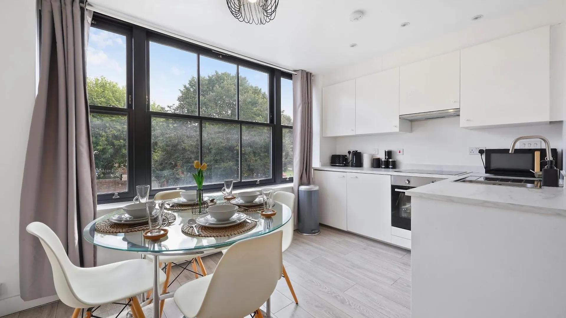 Apartment Stylish Large 3-Bed Apartment, Quick Access To London Sights, Free Parking