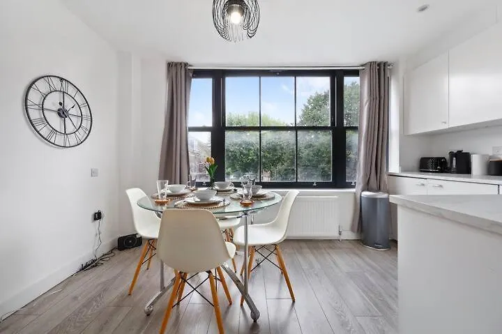 Stylish Large 3-Bed Apartment, Quick Access To London Sights, Free Parking